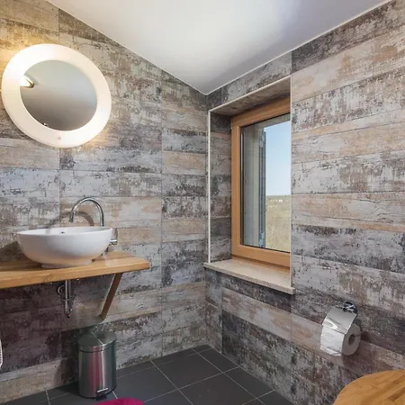 6 Bedroom Beautiful In Σπίτι διακοπών Nedeščina