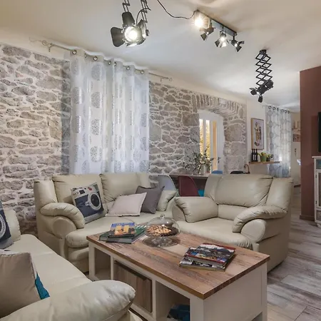 6 Bedroom Beautiful In * Nedescina
