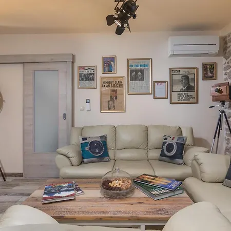 6 Bedroom Beautiful In Nedescina