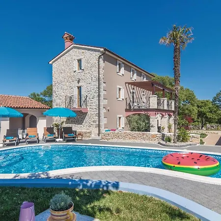6 Bedroom Beautiful In