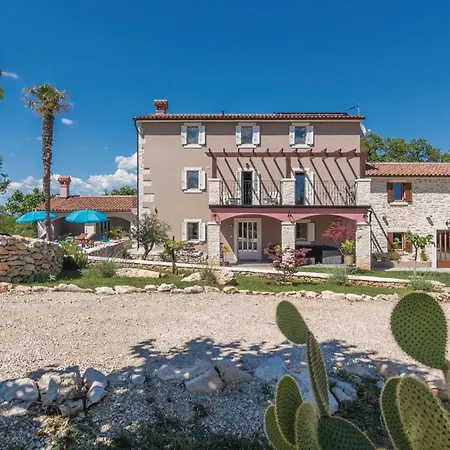 Holiday home 6 Bedroom Beautiful In