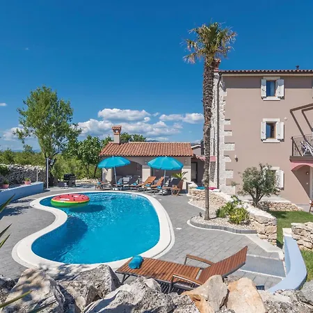 Holiday home 6 Bedroom Beautiful In