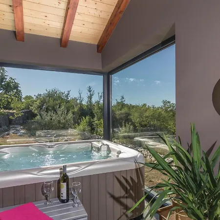 6 Bedroom Beautiful In *