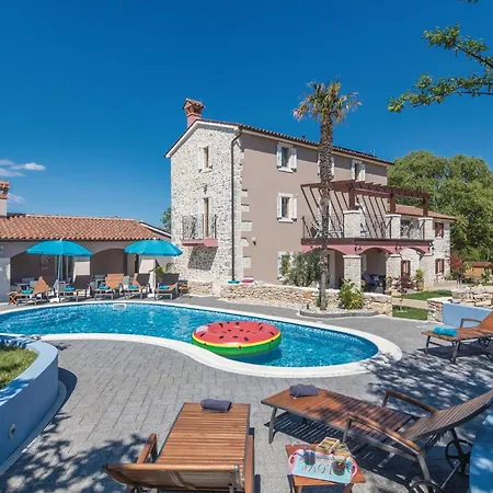 6 Bedroom Beautiful In Holiday home Nedescina