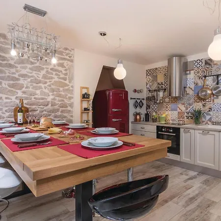 6 Bedroom Beautiful In