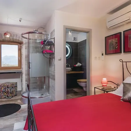 6 Bedroom Beautiful In Nedescina